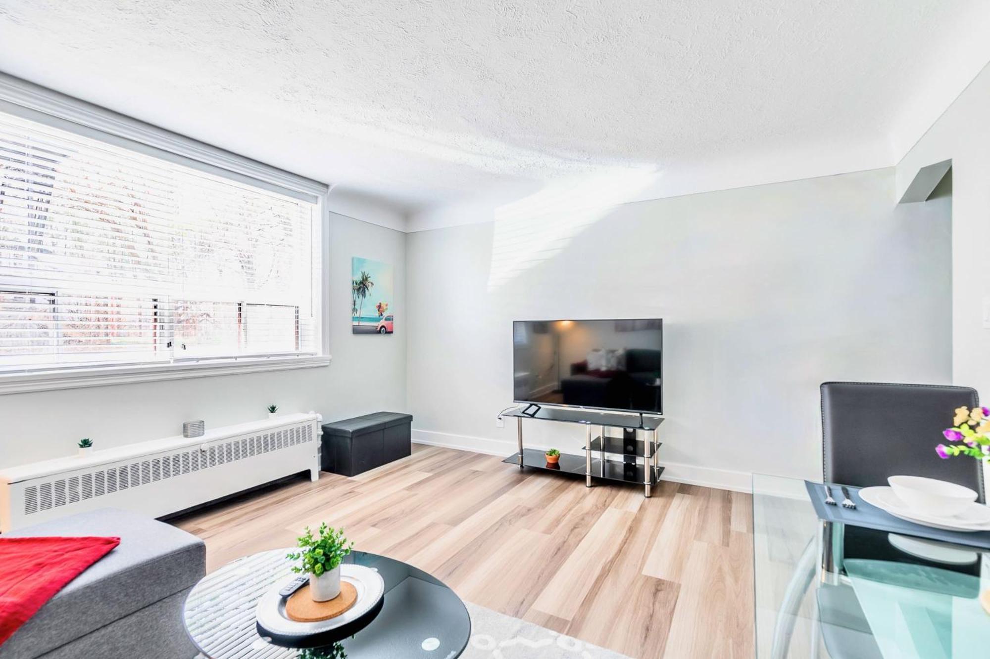 Modern Apartment In Corktown Hamilton Sleeps 4 Экстерьер фото