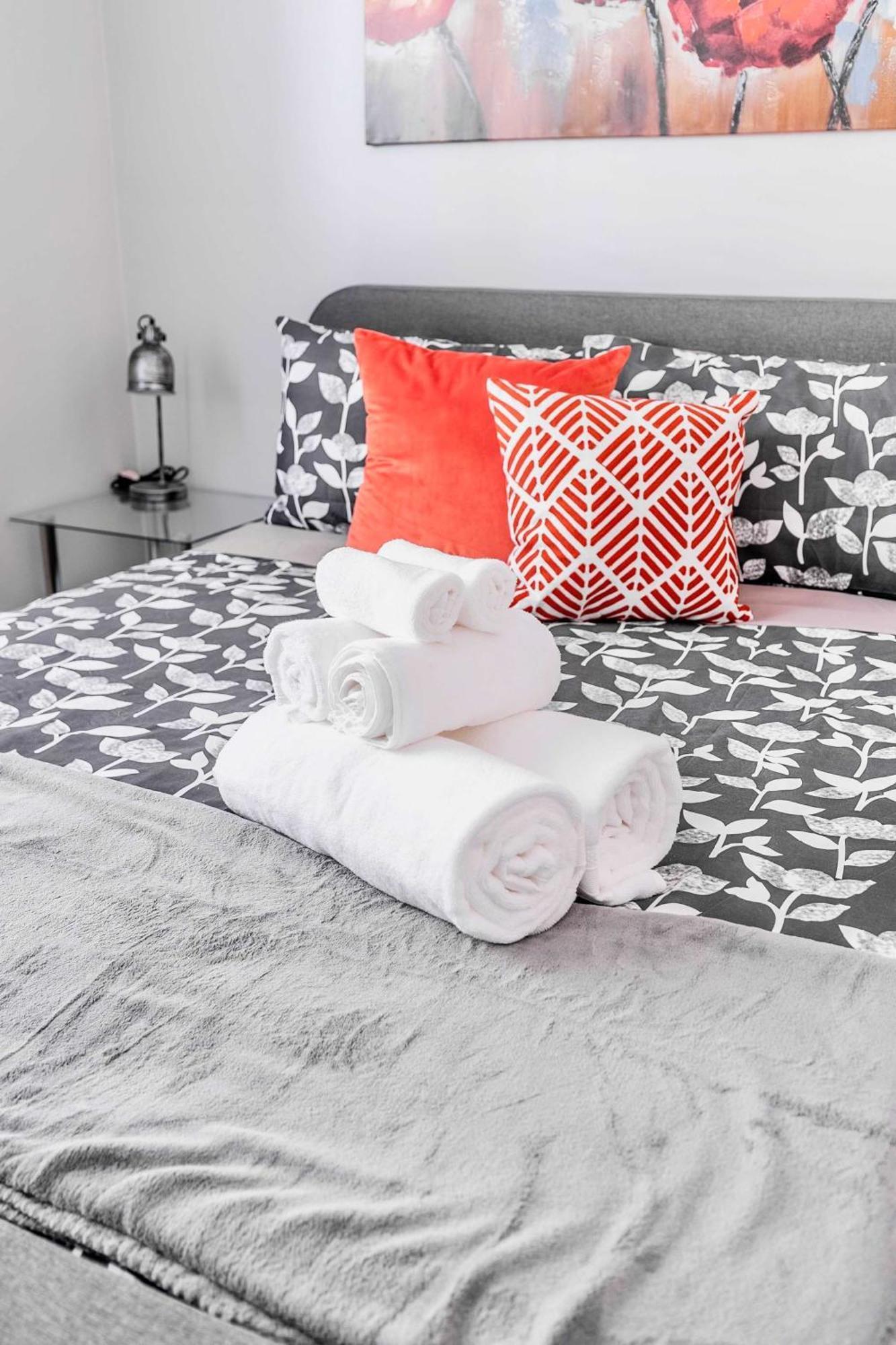 Modern Apartment In Corktown Hamilton Sleeps 4 Экстерьер фото